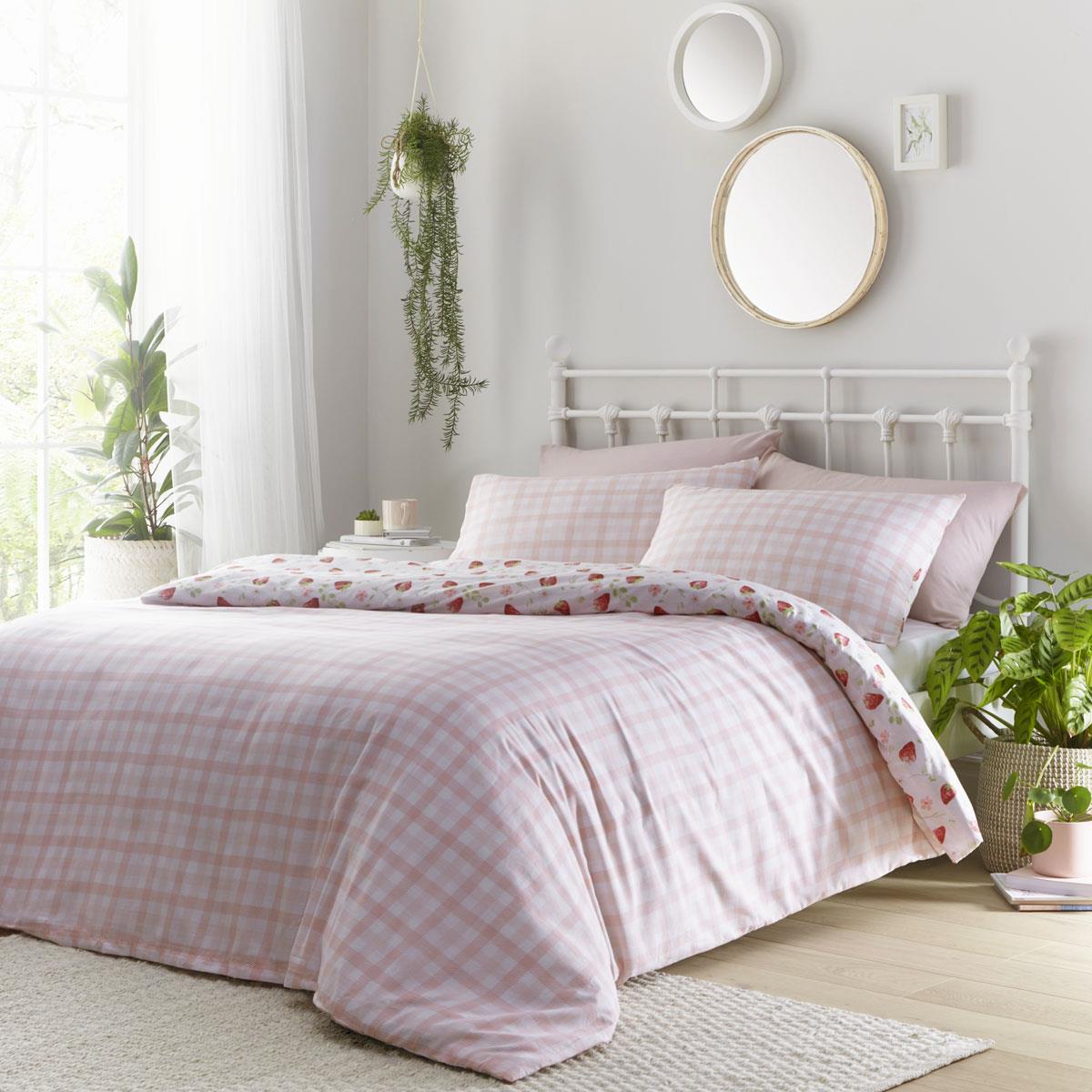 Duvet Set Quilt Cover Pillow Cases Pink Check Reversible strawberry Bedding